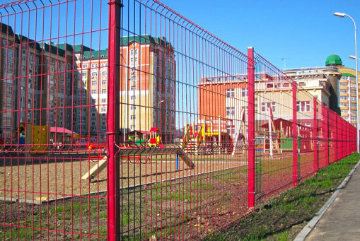 Красный 3Д забор (в городе Симферополь его предлагает ЗКМ) для ограждения детской площадки