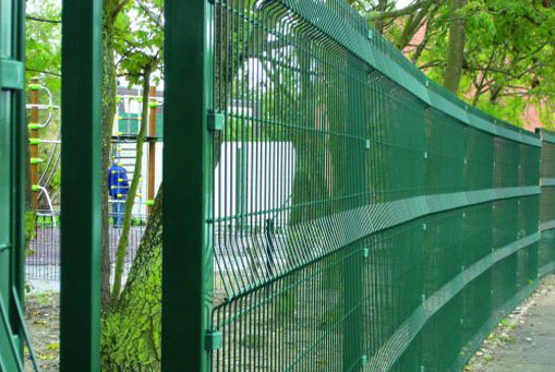 Сетчатый 3Д забор (зелёный) вокруг детской площадки в Евпатории