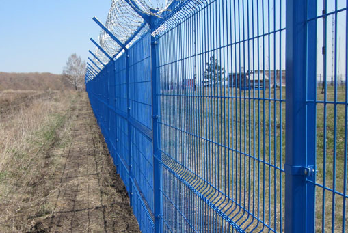 Синий 3Д забор из сетчатых панелей. Ялта, ограждение воинской части