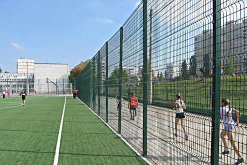 Зелёный 3Д забор вокруг спортплощадки. Феодосия, одна из городских школ