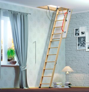 пример лестницы для чердака в интерьере