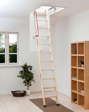 фото интерьера с деревянной лестницой  на чердак