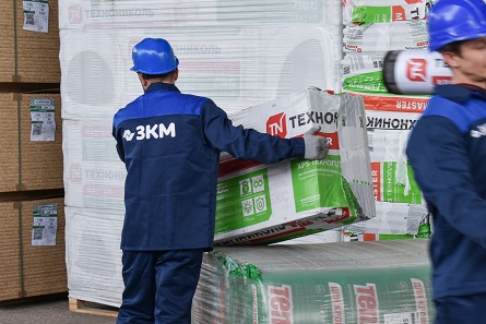отгрузка упаковок утеплителя с крымского склада ЗКМ